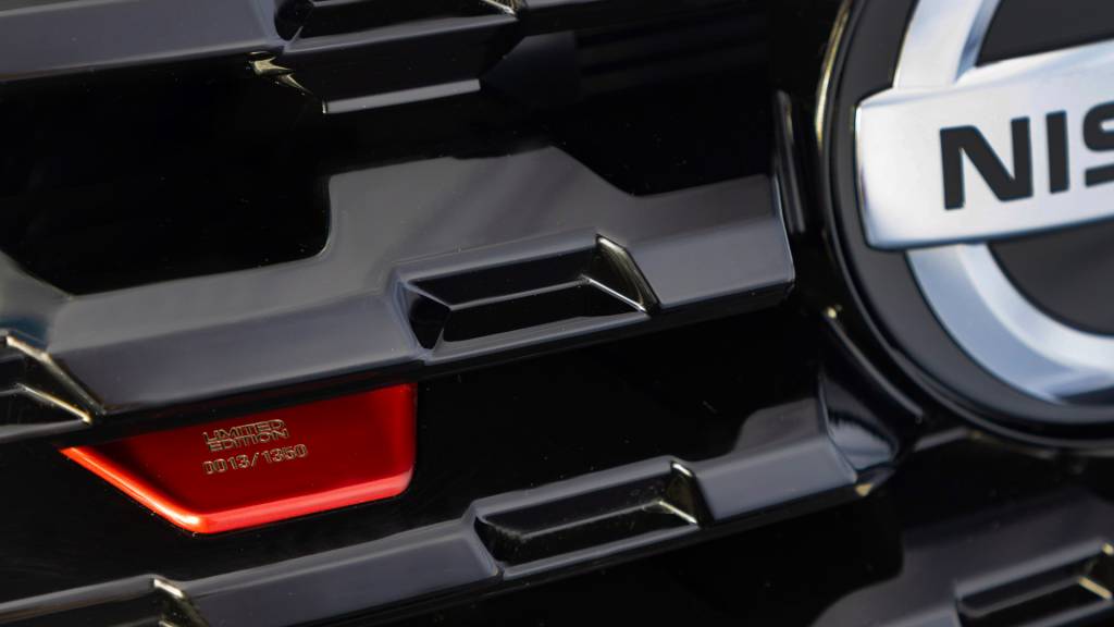 Nissan Kicks XPlay-7 Plaqueta na grade frontal traz numeração de cada exemplar
