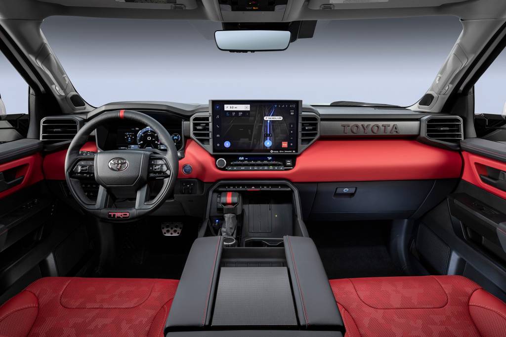 TOYOTA TUNDRA Interior da Toyota Tundra 2022 visto da primeira fileira