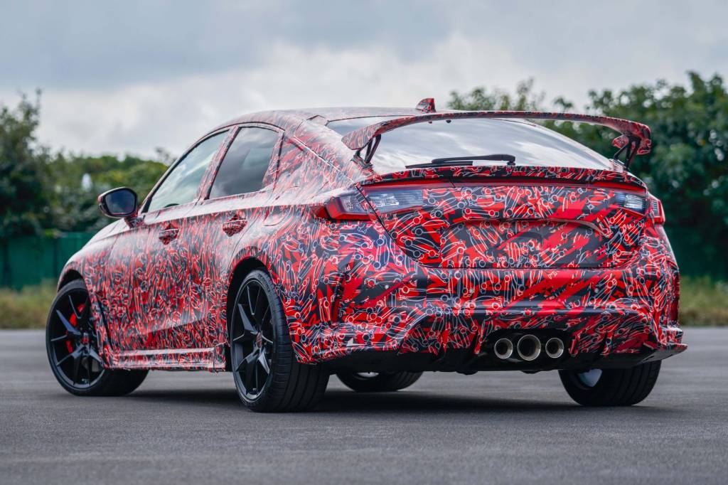 2022-honda-civic-type-r 2022-honda-civic-type-r-camo-rear