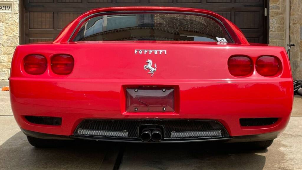 FERRARI COM CAMARO 85 7 Réplica de Ferrari com Chevrolet Camaro 85 vermelho vista de trás