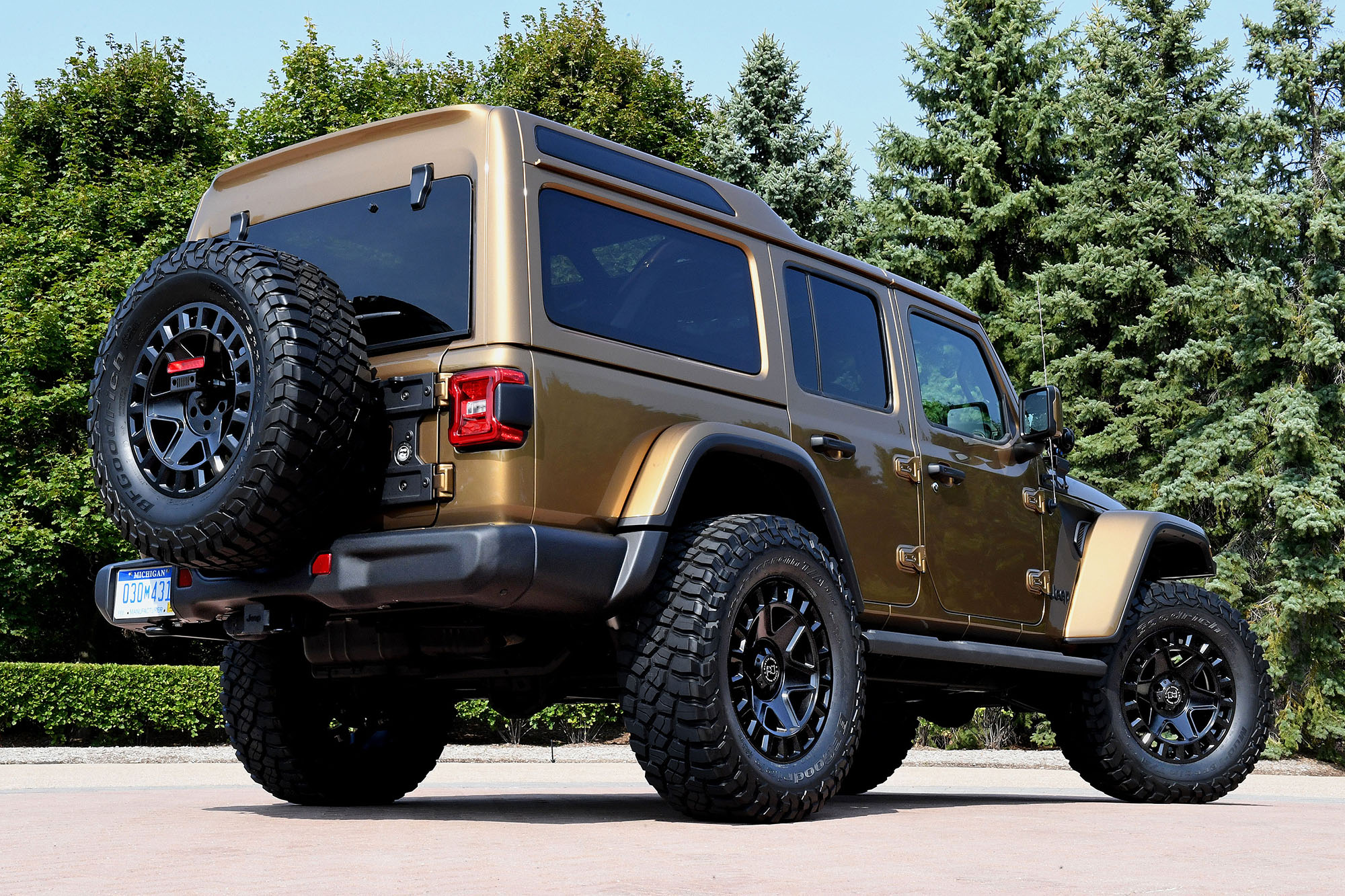 Jeep Wrangler Sahara Overlook bronze visto 3/4 de tr&aacute;s
