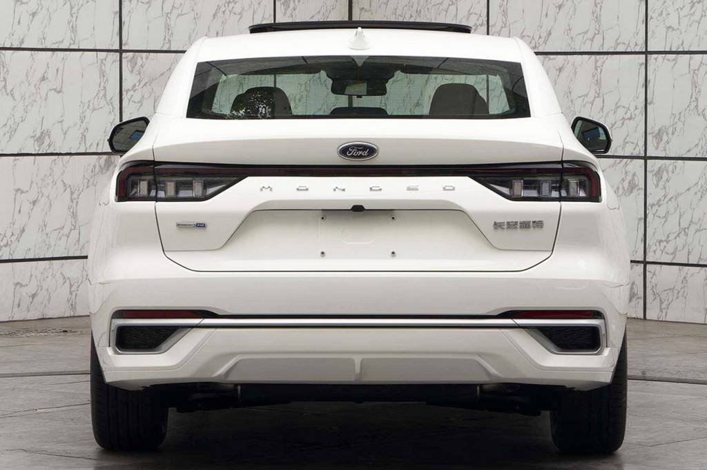 FORD MONDEO 2023 2 Ford Mondeo 2023 branco visto de trás