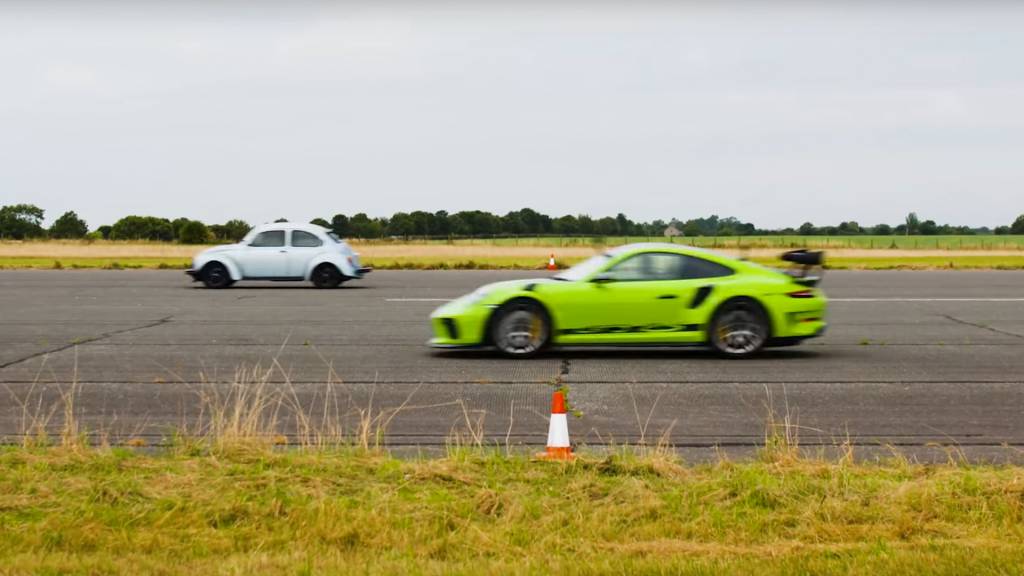 Fusca X Porsche 2 Fusca elétrico contra Porsche GT3 RS chegada