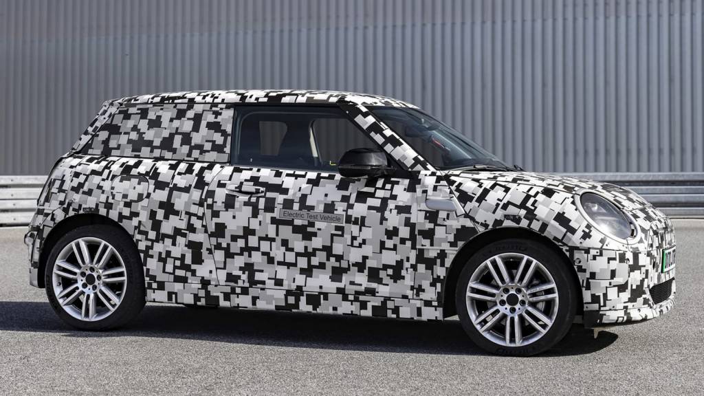 MINI 2023 2 Mini Cooper 2023 camuflado visto de lado