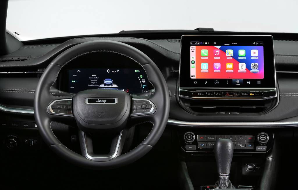 jeep_compass_s_4xe_20 Interior não muda em relação ao Compass brasileiro