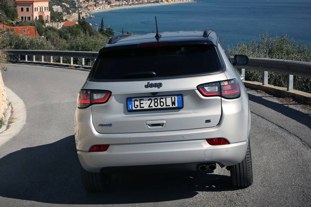 jeep_compass_s_4xe_95 Mudanças estéticas mais notáveis são os detalhes em azul nos emblemas e carroceria