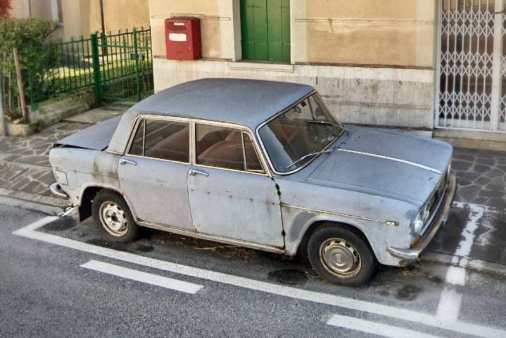 Lancia Fulvia estacionado na mesma vaga por 47 anos vira atração na Itália