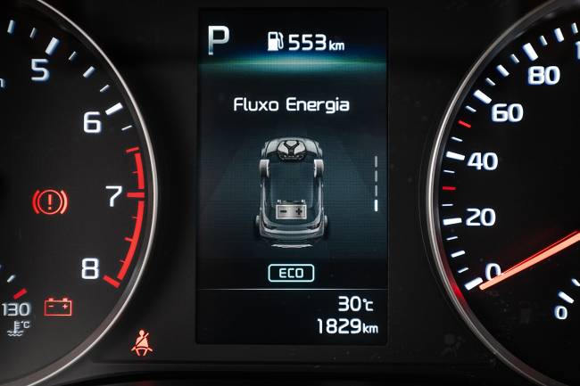 Computador de bordo mostra quando a bateria está alimentando o motor elétrico e vice-versa