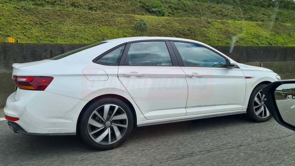Flagra Jetta-2 Barulho extra dos 230 cv pode representar problemas à certificação do carro