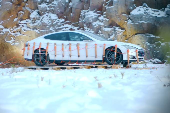 Finlandês explode Tesla Model S sem conserto com ‘Elon Musk’ dentro