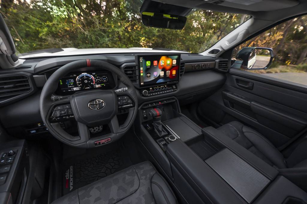 2023_Toyota_Sequoia_TRD-Pro_051-scaled Interior da versão TRD Pro mantém luxo mas se torna mais discreto e