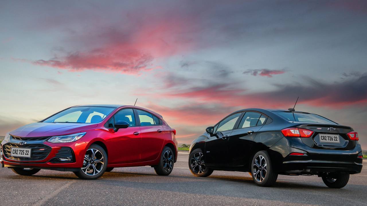 Chevrolet Cruze RS (hatch) e Cruze Midnight (sedã)