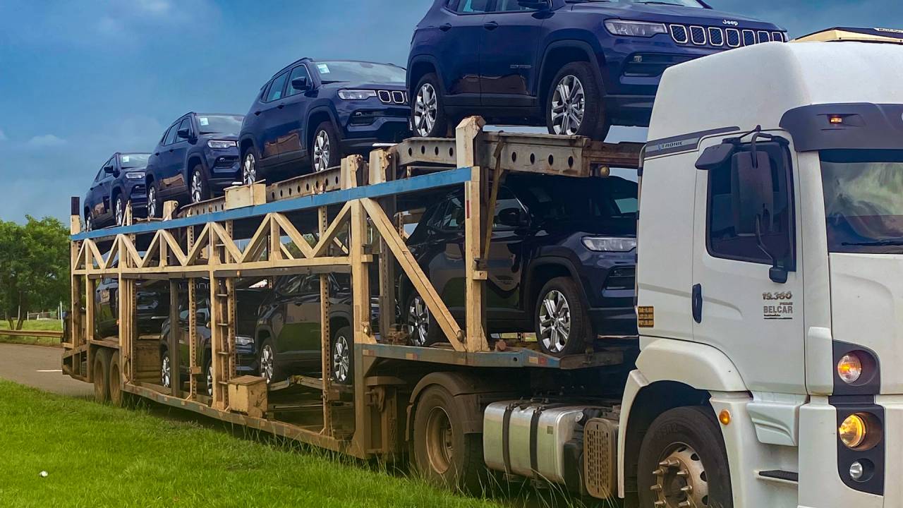Todos os 15 Jeep Compass são da mesma versão e cor, totalizando mais de R$ 2,6 milhões no preço de tabela