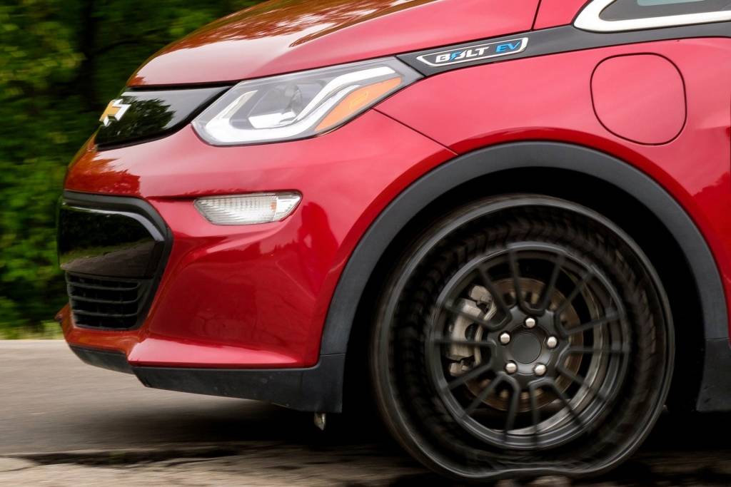Próxima geração do Chevrolet Bolt deverá ter pneus sem ar da Michelin