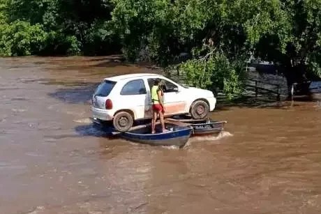 Ribeirinho salva Chevrolet Corsa de enchente usando apenas duas canoas