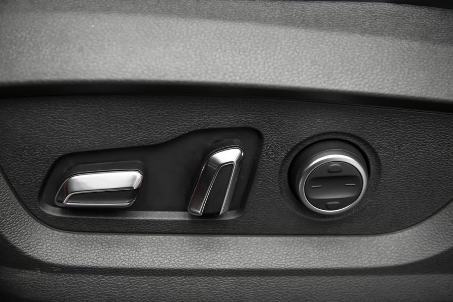 Banco do motorista tem ajuste elétrico com direito a regulagem lombar Banco do motorista tem ajuste elétrico com direito a regulagem lombar