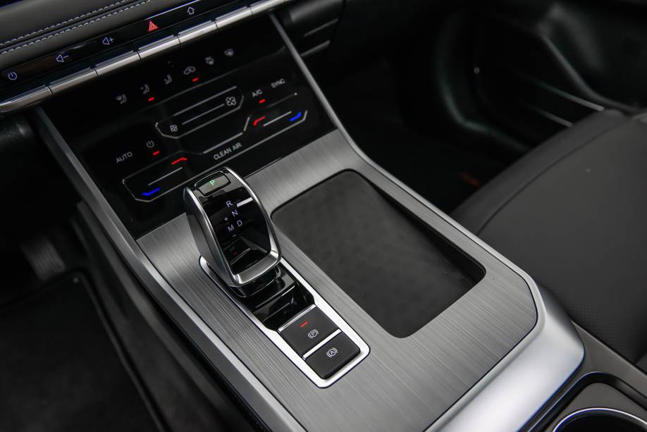 Comandos do ar-condicionado estão em superfície sensível ao toque, acima do seletor de marcha Comandos do ar-condicionado estão em superfície sensível ao toque, acima do seletor de marcha