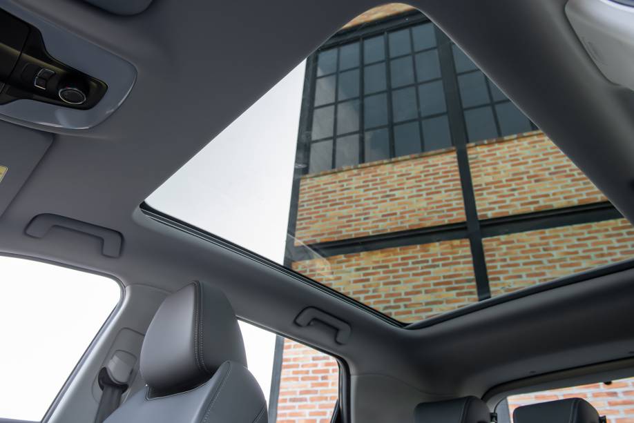 Teto solar é panorâmico mas não pode ser aberto Teto solar é panorâmico mas não pode ser aberto