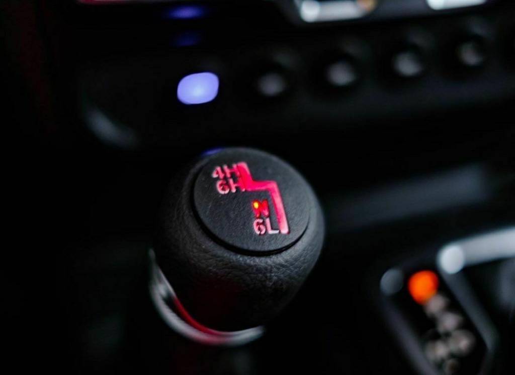 Jeep Gladiator Oculus Tron 6×6 (17) Bancos são revestidos de couro em especificação militar