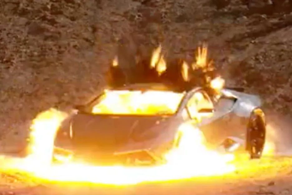 Artista explode Lamborghini Huracán para transformá-lo em NFT