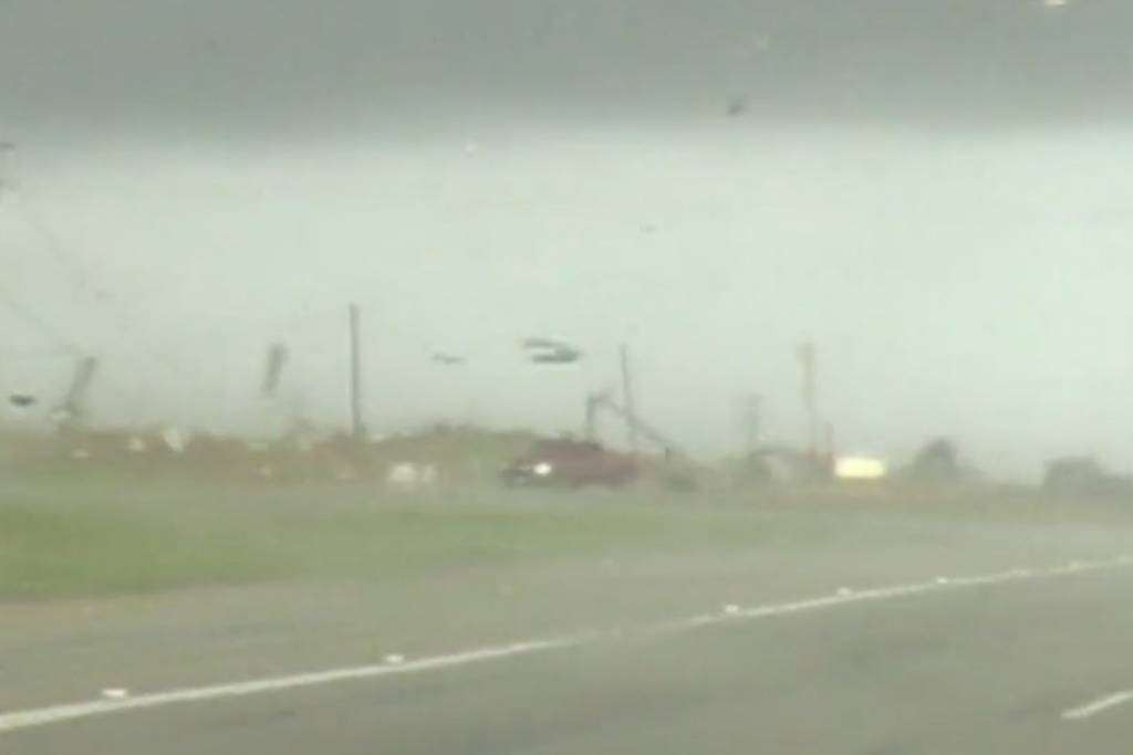 Jovem atravessa tornado nos EUA com sua Chevrolet Silverado e sai ileso