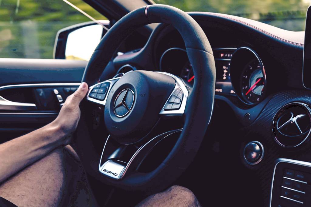 Usar o ar-condicionado com as janelas do carro abertas estraga o sistema?