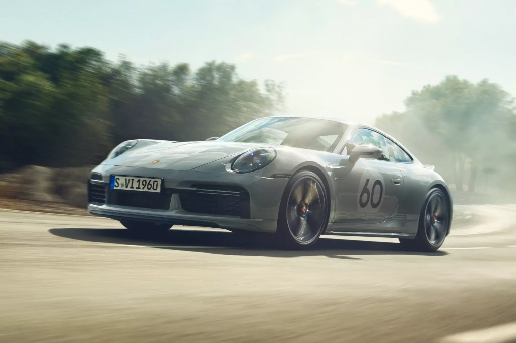 Porsche 911 será híbrido em 2024 e versão elétrica pode chegar só em 2034