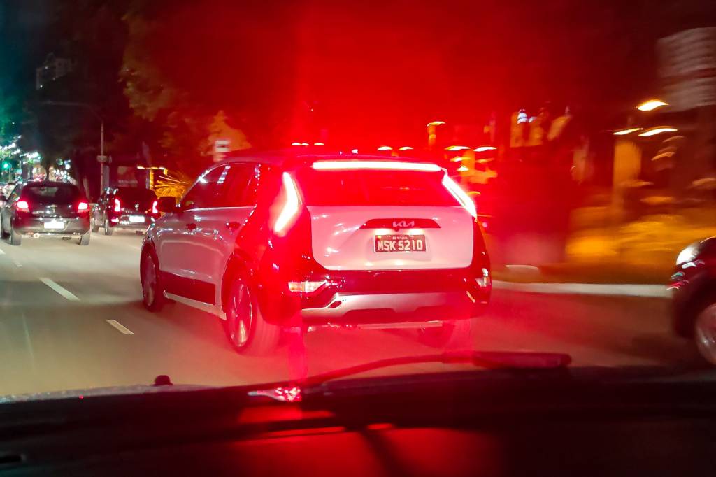 Flagra Kia Niro Flagrado no Brasil, Niro tem painéis em preto que contrastam com a carroceria