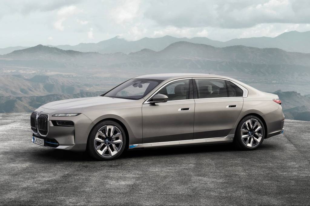 BMW Série 7 e i7 vêm ao Brasil com TV de 31 polegadas e portas automáticas