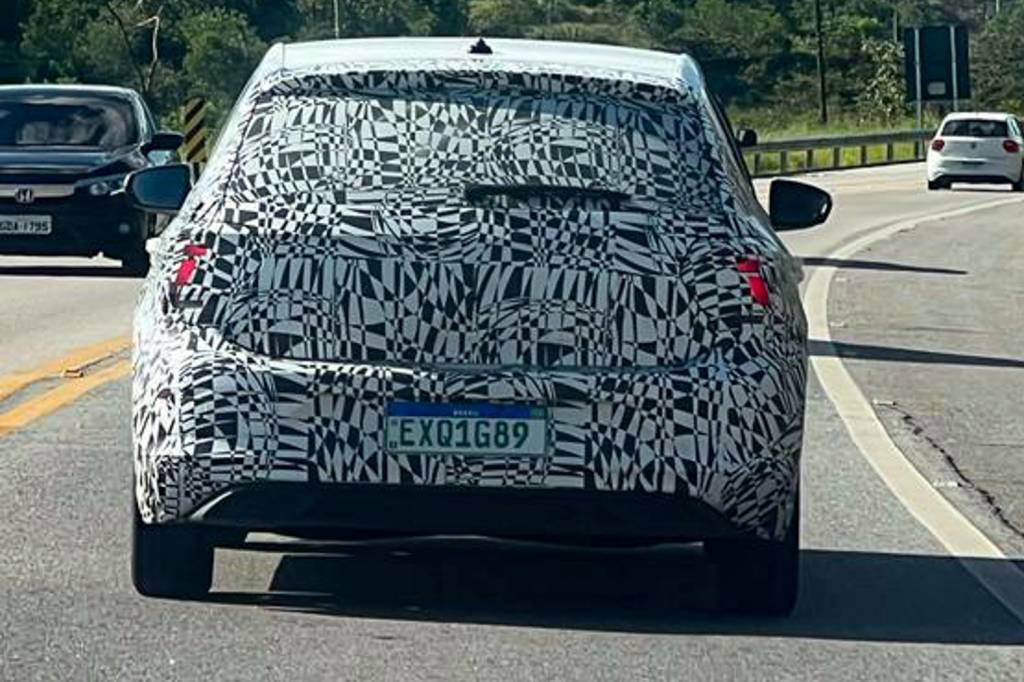 Volkswagen Polo 2023 em testes no Brasil.jpg Com traseira quase idêntica, Polo 2023 já roda em testes no interior de São Paulo
