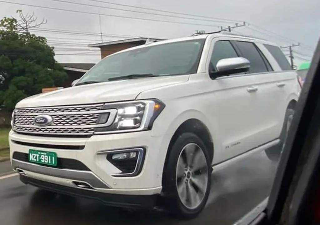 Ford Expedition, que não vem ao Brasil, foi flagrado em Camaçari