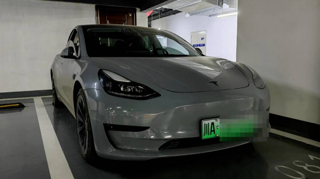 Testa com defeito Tesla com central multimídia boa em histórias de terror. Reprodução/Chengdu Business Daily