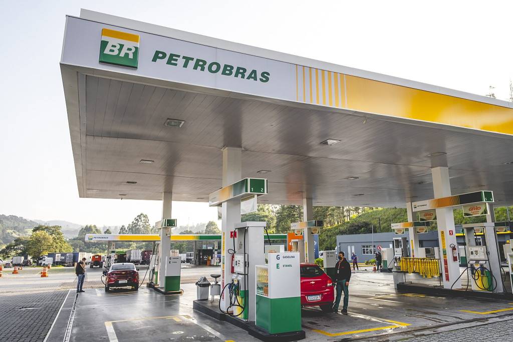 Petrobras muda política de preços e gasolina fica até R$ 0,40 mais barata