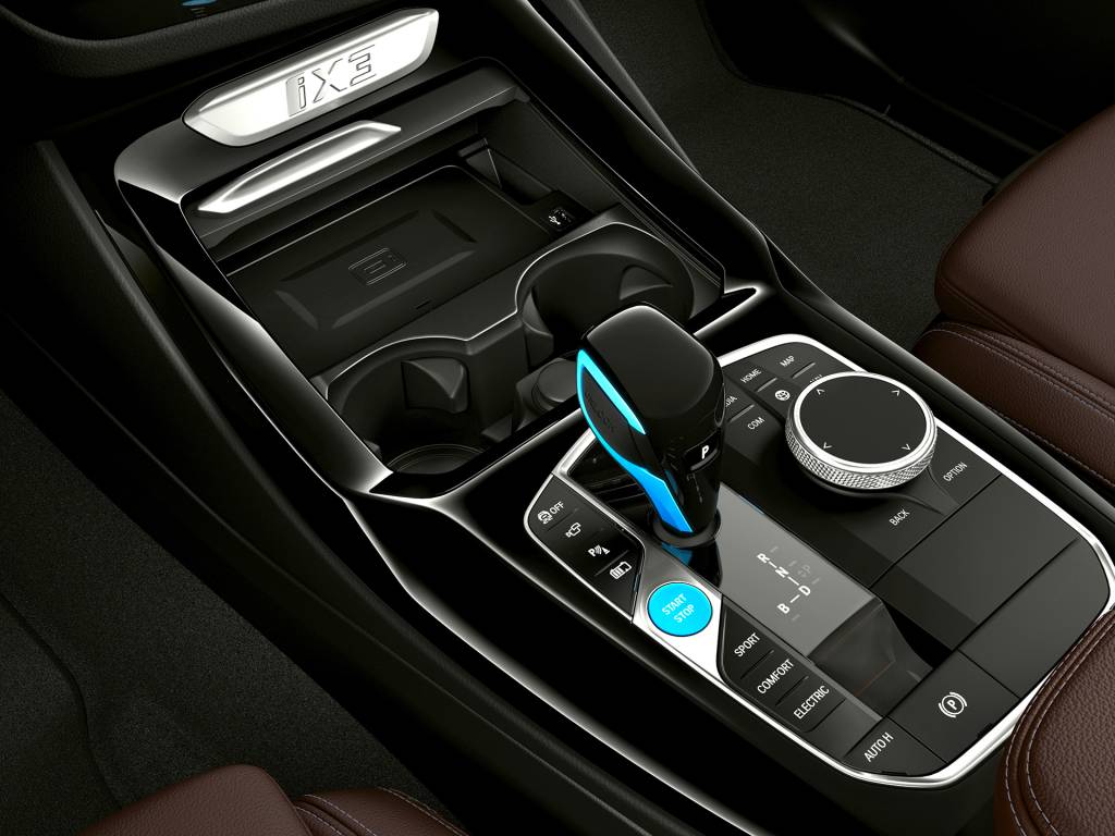 BMW iX3 Pequenas mudanças aparecem no console central, que mantém alavanca e muda assinatura