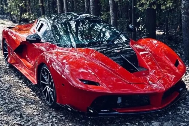 Motorista tenta transformar Audi R8 em LaFerrari, mas desvaloriza o carro