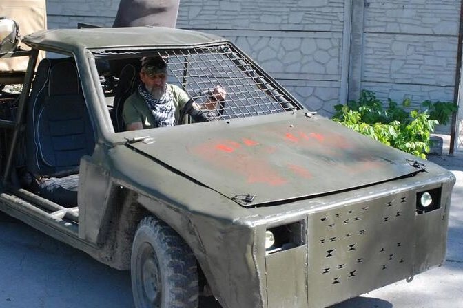 Lada de rali transformado em veículo de guerra