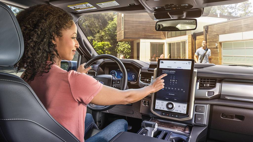 2022 Ford F-150 Lightning Lariat Central multimídia com tela vertical de 15,5” foi lançada no Mustang Mach-E