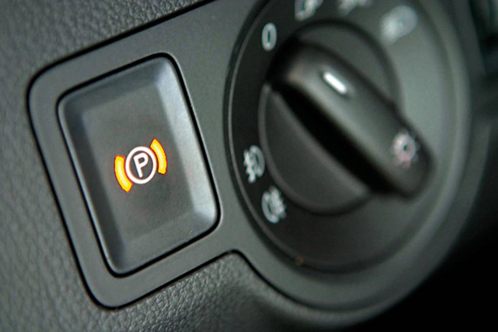 É possível soltar o freio de mão elétrico quando o carro está sem bateria?