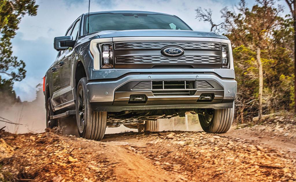 F-150 Lightning Lariat off-road Como é dirigir a Ford F-150 Lightning, uma picape elétrica com 571 cv