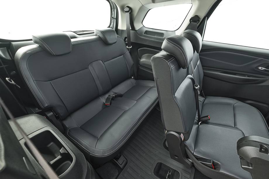 Espaço na terceira fila é reduzido Espaço na terceira fila é reduzido