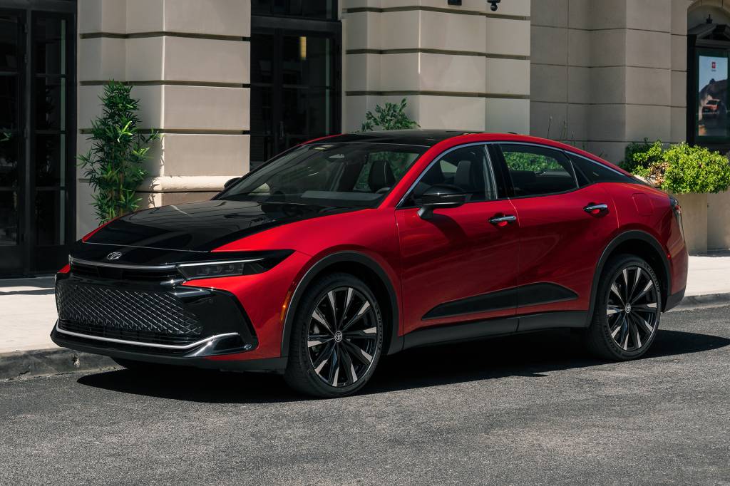 Toyota Crown retorna com cara de elétrico, motor 2.5 e pode vir ao Brasil