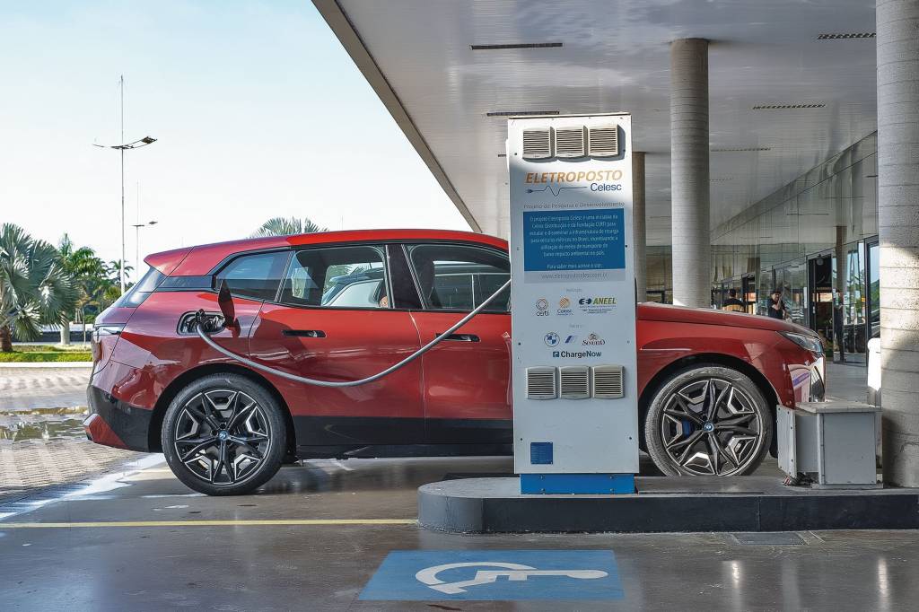 BMW quer usar buracos e lombadas para gerar energia em carros elétricos