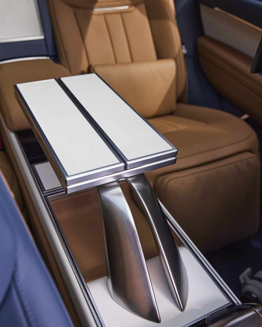 2022 Range Rover SV Carmel Edition_1 Mesa para passageiros traseiros tem acionamento elétrico