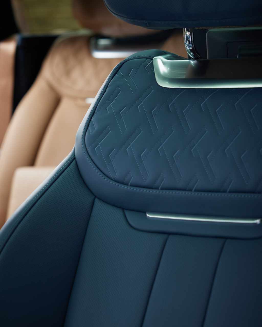 2022 Range Rover SV Carmel Edition_11 Interior contrasta tons de marrom e azul