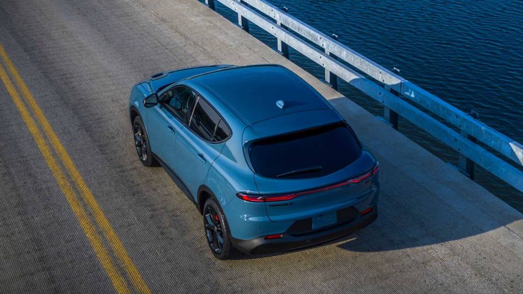 2023-dodge-hornet Lanternas interligadas são destaque da traseira