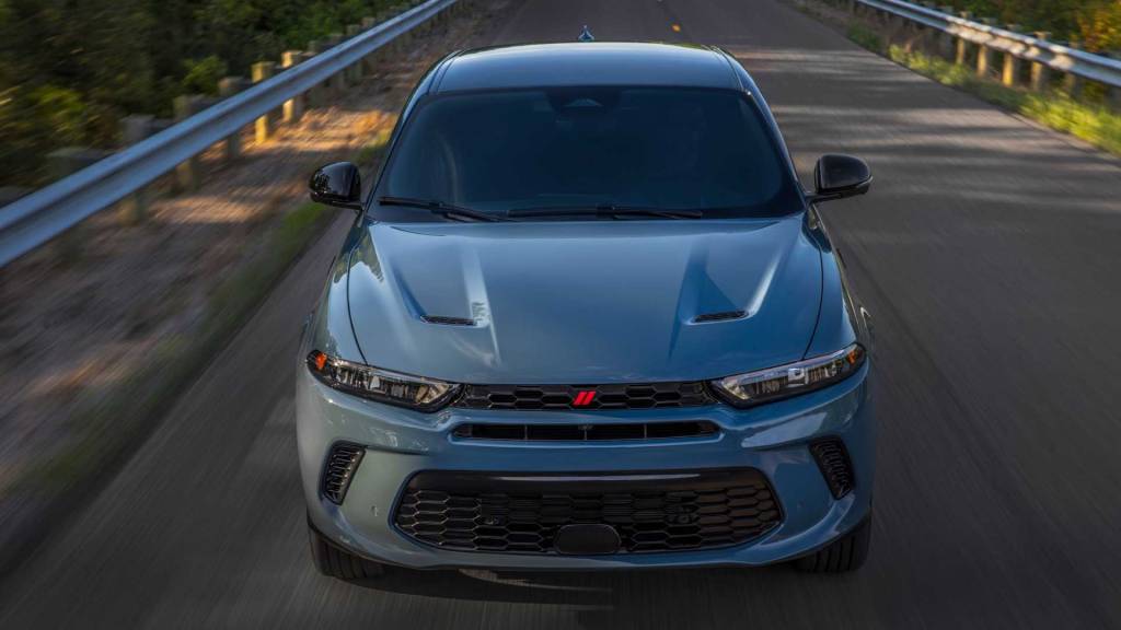 2023-dodge-hornet Capô com entradas de ar dão pegada esportiva ao SUV
