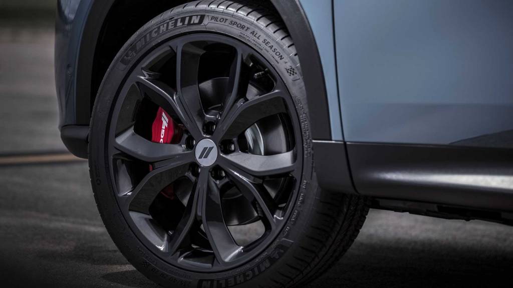 2023-dodge-hornet Rodas escurecidas com pinças de freio em vermelho