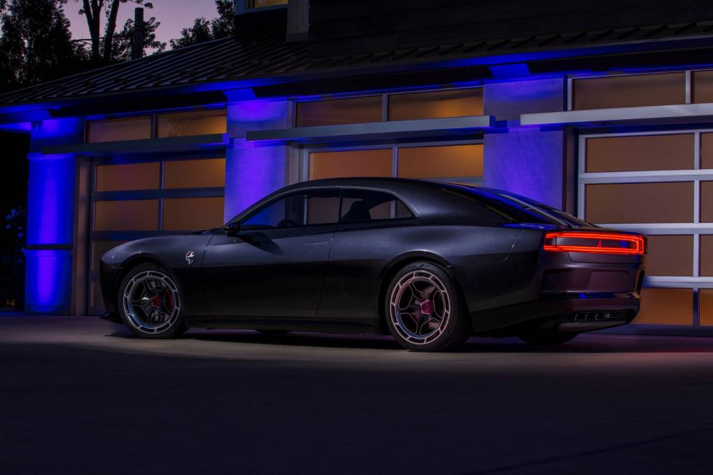 Dodge-Charger-Daytona-SRT-Concept Lanternas de LED são destaque da traseira