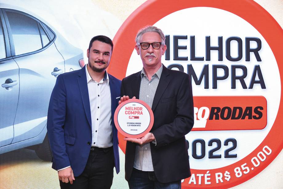 <span class="s1"><b> O repórter Guilherme Fontana premia a Hyundai, pelas mãos de Maurício Jordão <i>(à direita)</i></b></span>