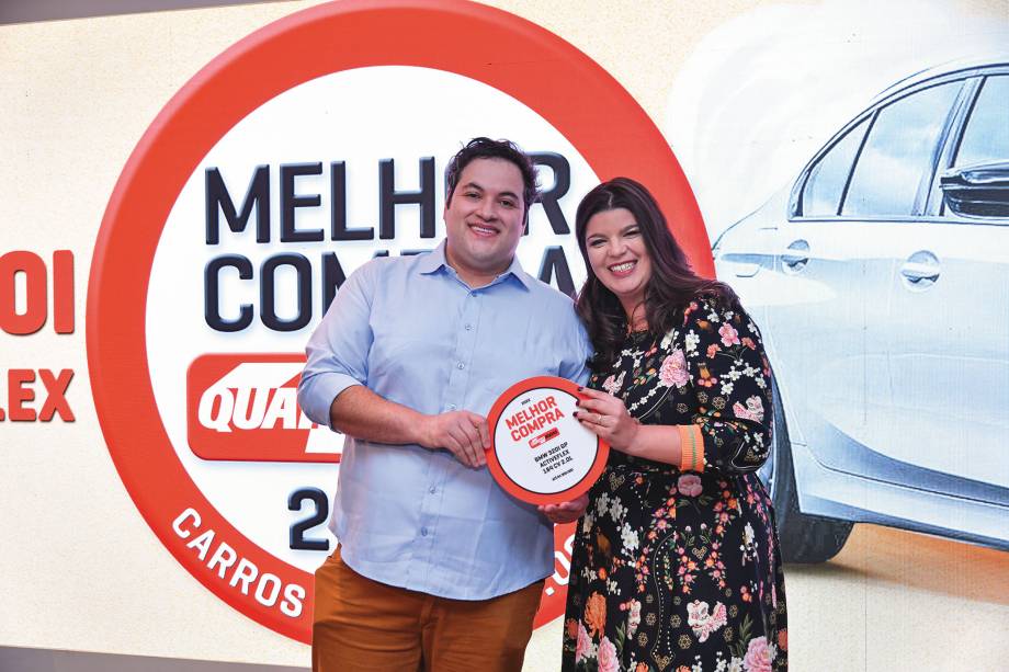 <span class="s1"><b>Isadora Carvalho entrega o prêmio de Melhor Compra da categoria Carros até R$ 300.000 para Lucas Mondoni, da BMW</b></span>